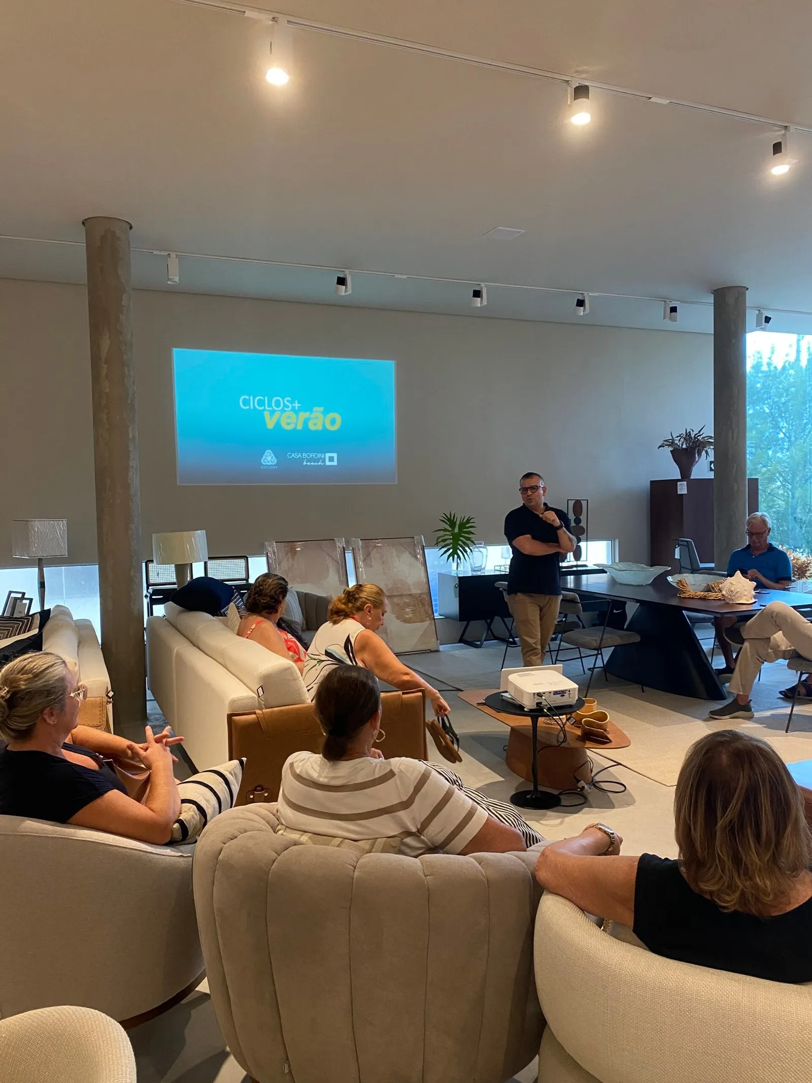 Turma assiste a uma apresentação do Ciclo Verão num espaço com sofás