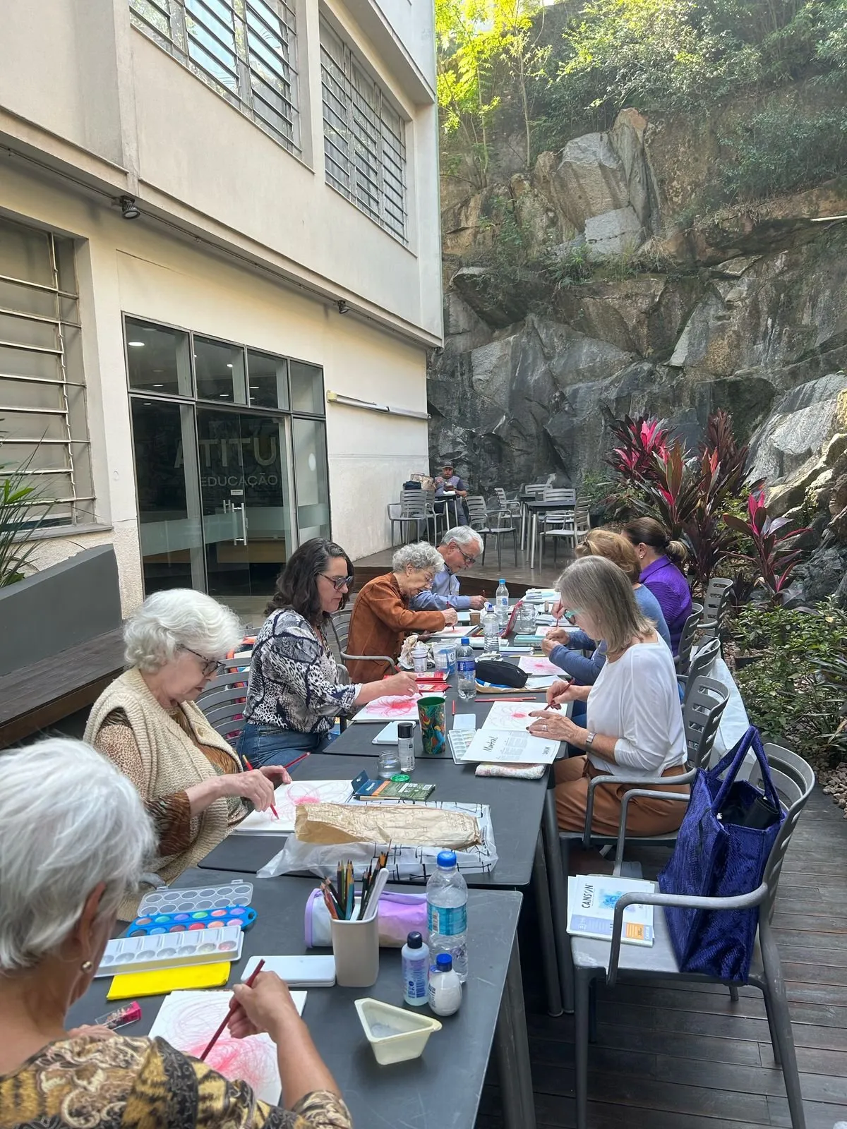 Alunas pintando numa aula de aquarela do Atelier de Criação