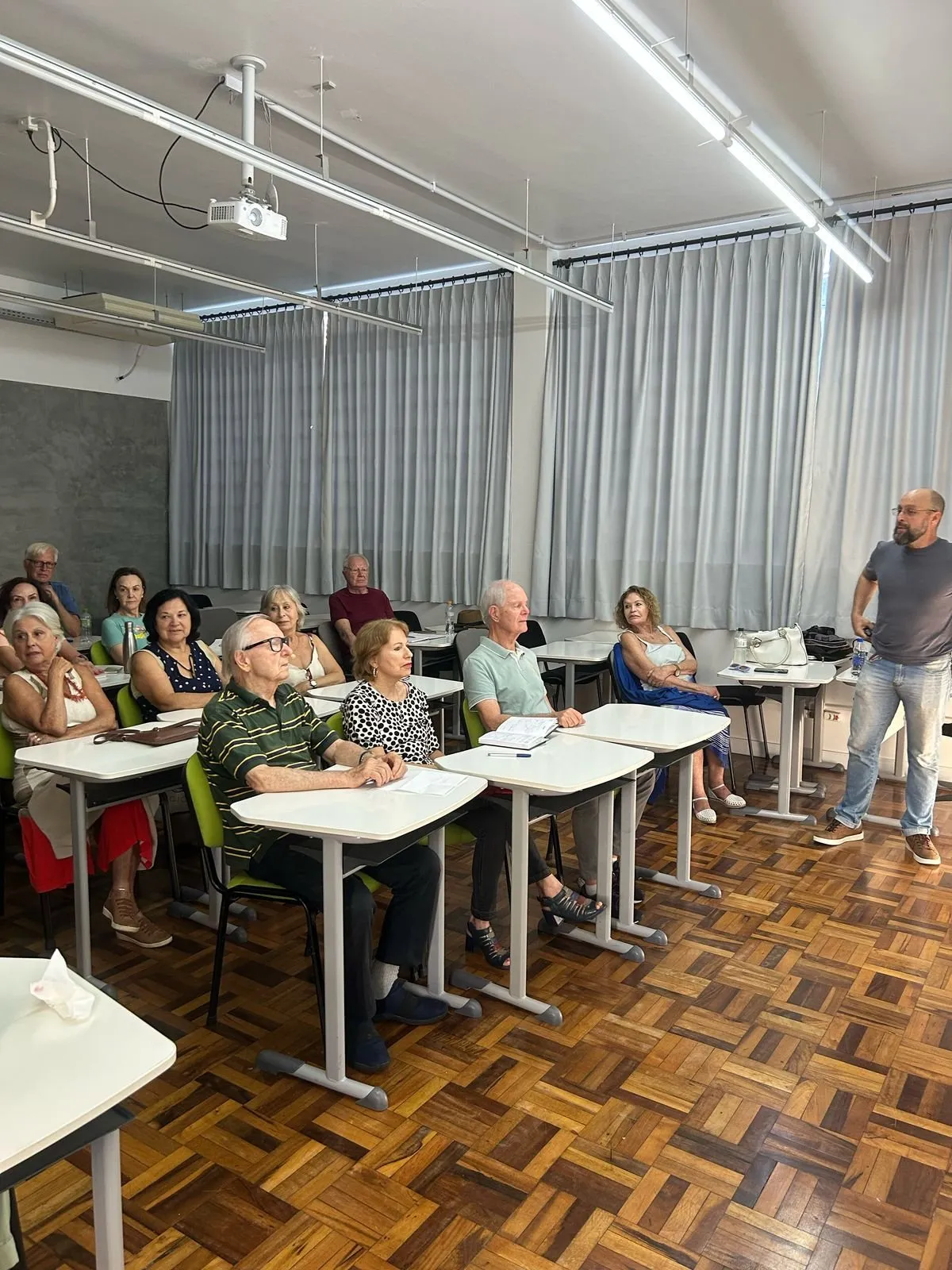 Turma da CICLOS+ em aula de História Geral, ouvindo o professor