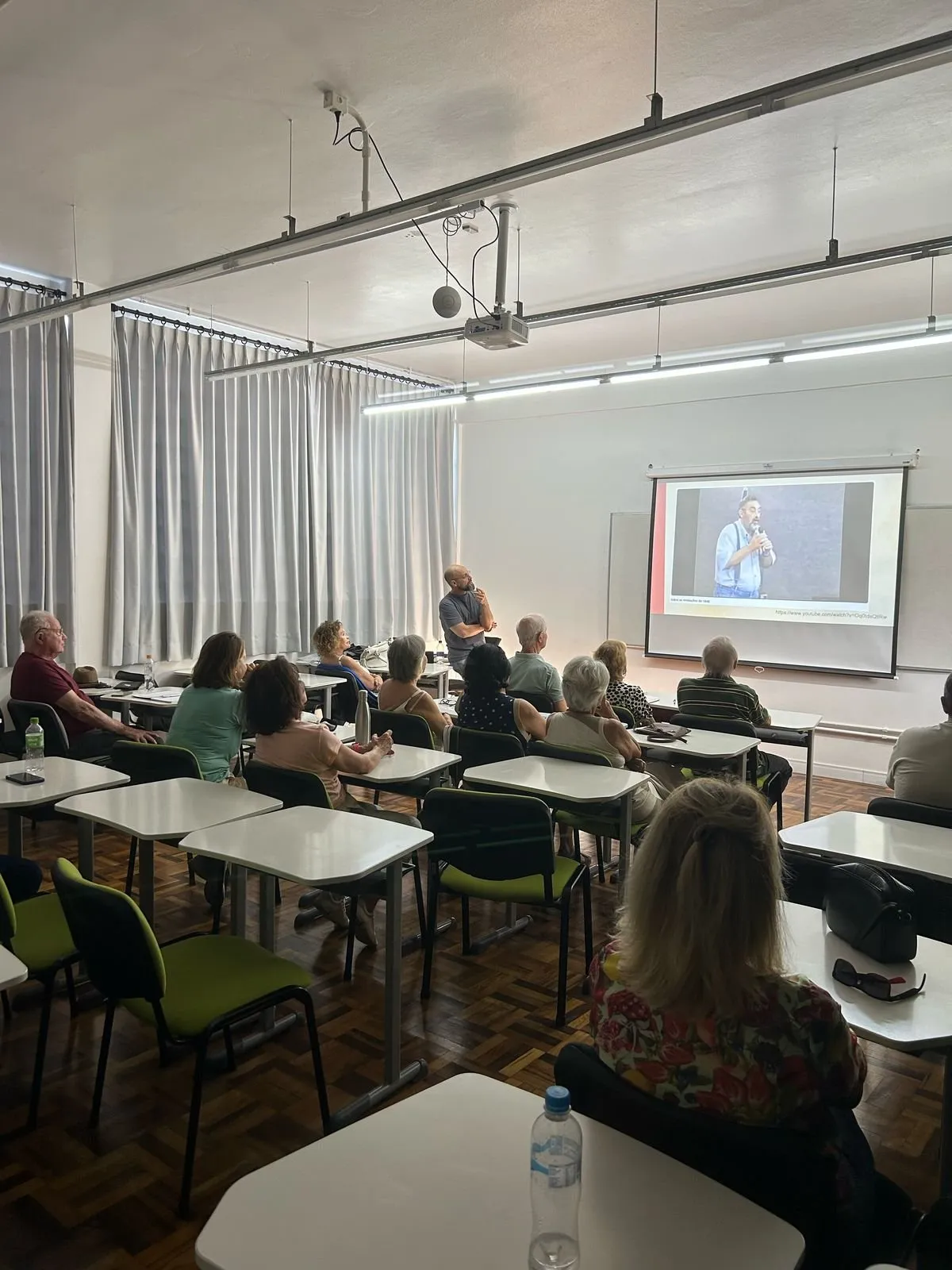 Turma da CICLOS+ numa aula de História Geral