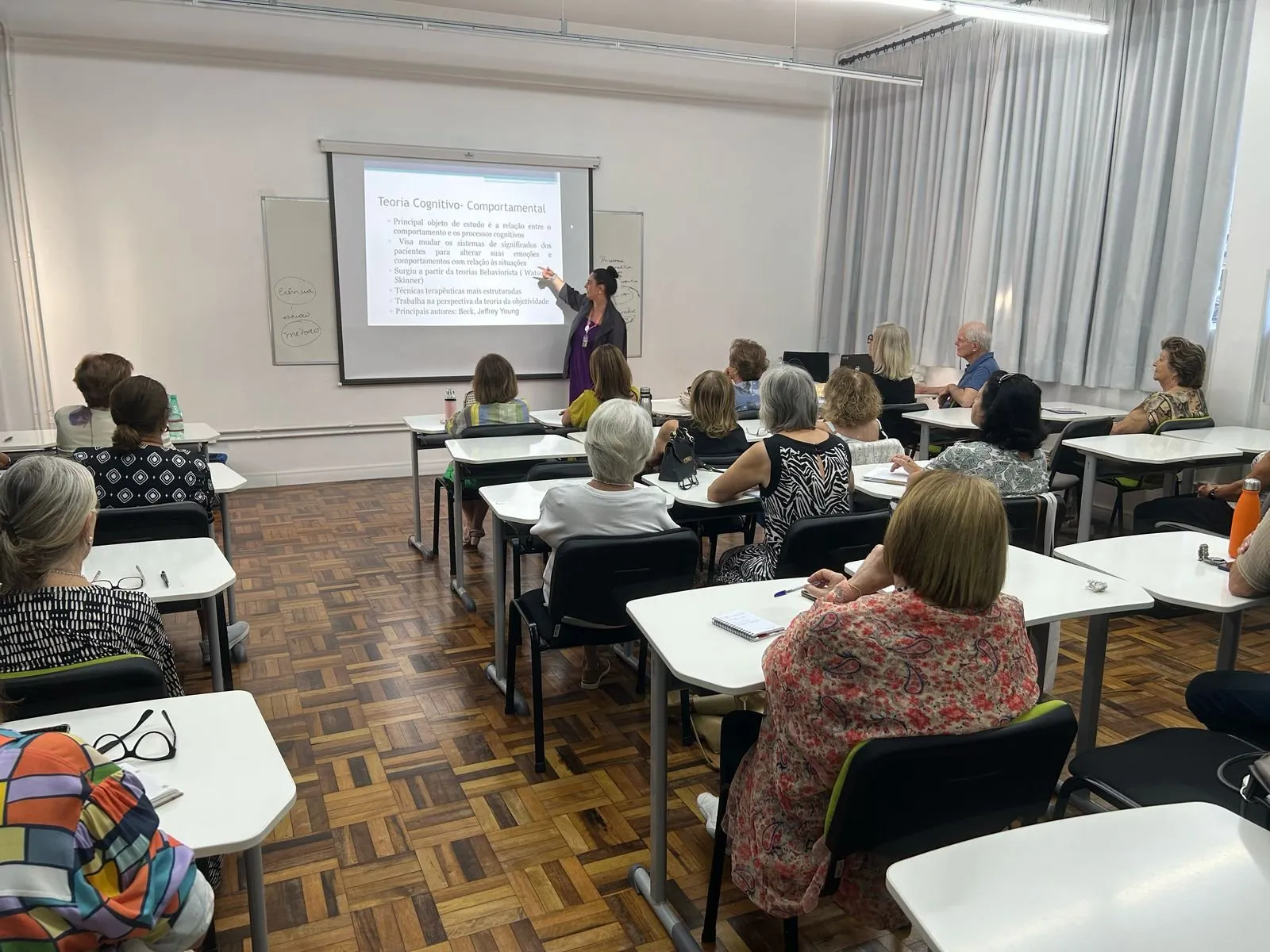 Turma da CICLOS+ em sala de aula, acompanhando a apresentação do professor