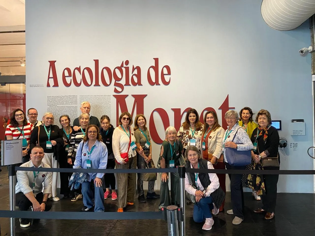 Grupo da CICLOS+ reunido na entrada da exposição A ecologia de Monet