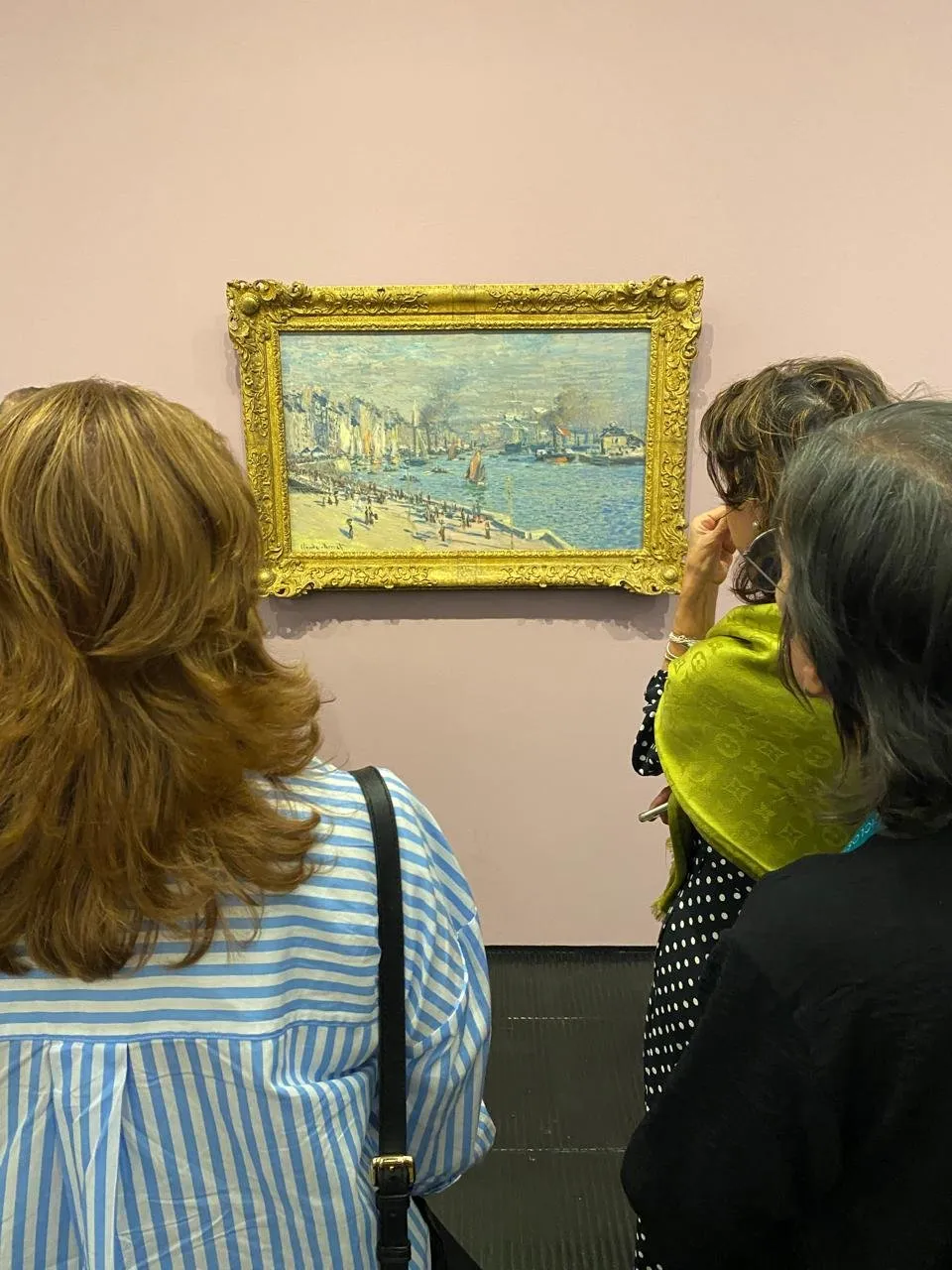 Alunas da CICLOS+ observam de perto uma pintura impressionista num museu